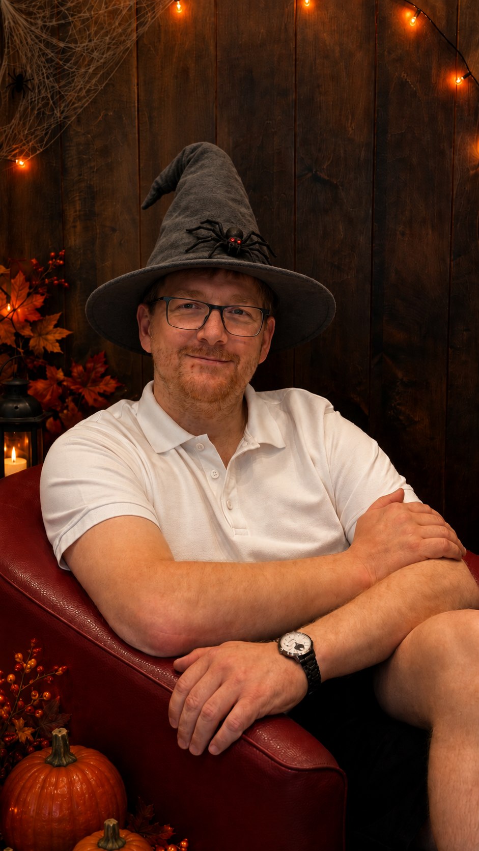 Alexander Malterer mit Zaubererhut vor herbstlicher Halloween-Dekoration.