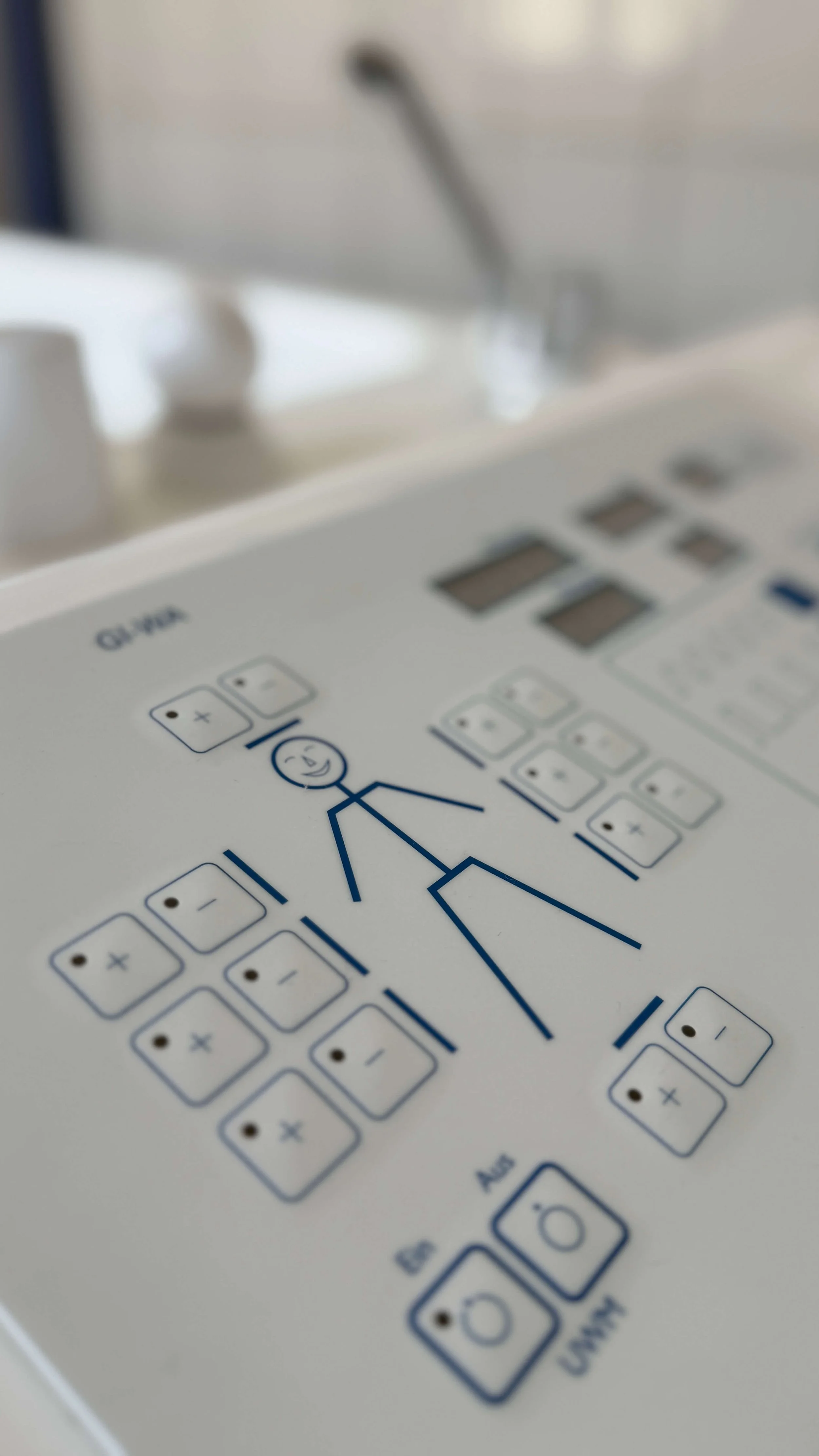 Nahaufnahme eines medizinischen Geräts mit Schaltkreisen und Diagrammen, vermutlich eines Ultraschall- oder Endoskop-Geräts.